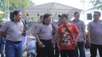 Peringati May Day, Wali Kota Tangerang Bagi-Bagi Umroh