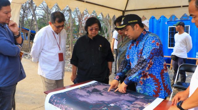 Walikota Tangerang Mendampingi Menteri LHK Kelokasi TPA Rawa Kucing.