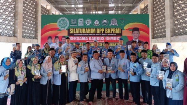 Usai Sholat Jumat dengan Jokowi, BKPRMI Silaturahim dan Makan Siang Bersama 10.000 Jemaah di Masjid Istiqlal Jakarta.