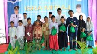 Sekda Berbagi Dengan Anak Yatim Di Kelurahan Medang
