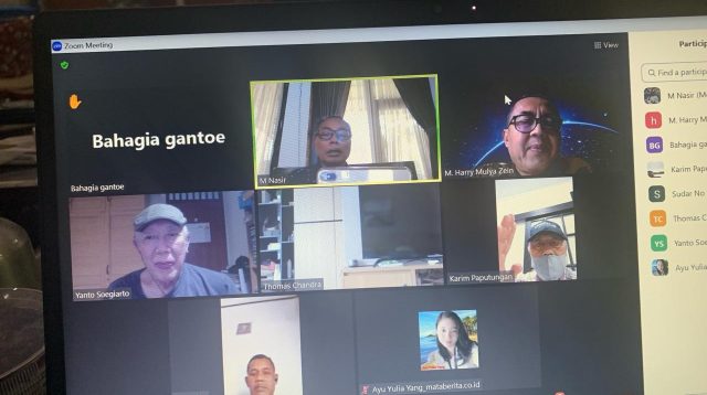 Dr HM Harry Mulya Zein Pimpin Diskusi Forum Senja.