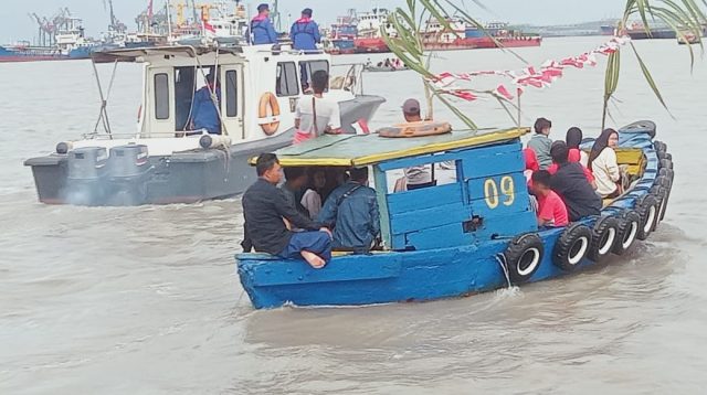 Perayaan Ketupat, Polres Bangkalan Siagakan Personel Pengamanan Lebaran di Tengah Laut.