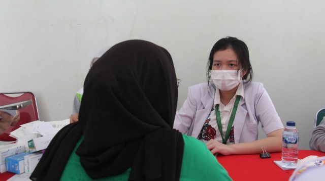 Diskusi Sehat Melalui Pemeriksaan Kesehatan dan Pengobatan Massal.