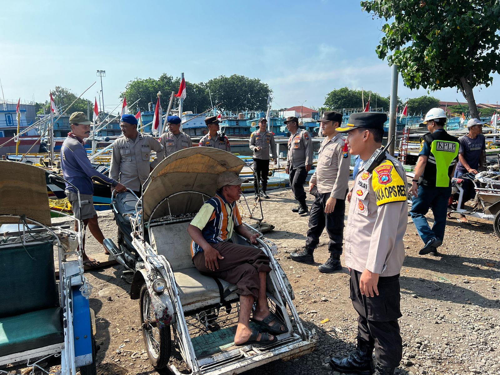 Antisipasi Arus Balik Mudik Kedua Polres Probolinggo Kota Siagakan Personel di Pelabuhan Tanjung Tembaga.