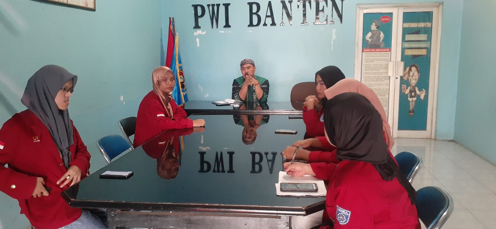 Mahasiswi Universitas Bina Bangsa Kunjungi PWI Banten.