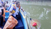Pj Walikota Tangerang Bersihkan Sampah di Sungai Cisadane