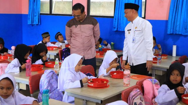 Camat Larangan Memantau Proses Pelaksanaan MBG Kesekolah.