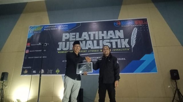 Dewan Kehormatan PWI Banten Sebagai Narsub Pelatihan Jurnalistik Di Majlis Preman.