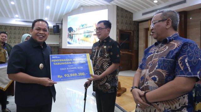 Pj Wali Kota Tangerang Serahkan SK Pensiun serta Kenaikan Jabatan ASN.