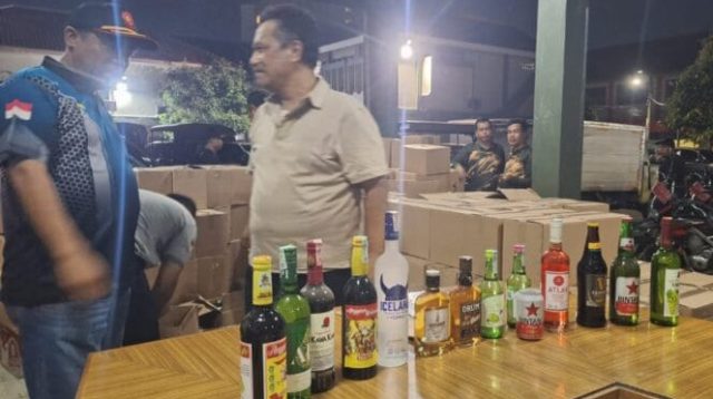 Satpol-PP Kota Tangerang Bongkar Gudang Miras di Karawaci.