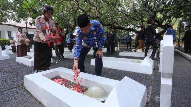 Peringati Hari Pahlawan, Pj Wali Kota Tangerang Sambangi dan Berbagi untuk Veteran.