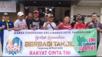 Warga Cibodasari, Karang Taruna, dan Komunitas Ambon Kota Tangerang Gelar Aksi Dukung RUU TNI dan Berbagi Takjil.
