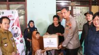 Menjelang Hari Bhayangkara ke-79, Polres Metro Tangerang Kota Serahkan Bantuan Kursi Roda dan Paket Sembako ke Warga Kurang Mampu di Tangerang.