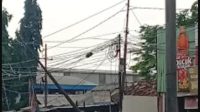 Warga Batu Jaya Minta Ketegasan Pemkot Tangerang dalam Penertiban Kabel Udara.