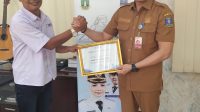 SMSI Kabupaten Serang Berikan Penghargaan Sahabat Media kepada Kabag Hukum Kabupaten Serang