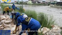 Perkuat Tanggul Darurat, PUPR Kota Tangerang Distribusikan Ribuan Kisdam