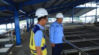 Direktur Teknik Perumda Tirta Benteng Joko Surana Pantau Instalasi Pengolahan Air