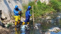 Cegah Genangan dan Banjir, DPUPR Kota Tangerang Bersihkan Irigasi Sipon